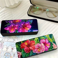 2 brilleetuier med pink og lilla blomster